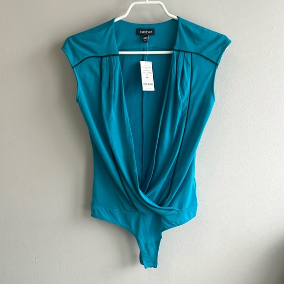 Bebe bodysuit amazing blue green with black piping NWT - Picture 1 of 3